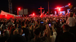 Obchody 80. rocznicy wybuchu powstania warszawskiego: wydarzenie „Warszawiacy śpiewają (nie)zakazane piosenki” na pl. Piłsudskiego w Warszawie. Fot. PAP/S. Pulcyn