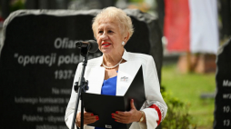 Prezes zarządu Stowarzyszenia Rodzina Katyńska Hanna Śliwa-Wielesiuk podczas upamiętnienia ofiar "operacji polskiej" NKWD 1937-38 na Cmentarzu Łostowickim w Gdańsku. Fot. PAP/M. Gadomski