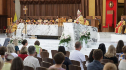 Metropolita warszawski kard. Kazimierz Nycz (C) podczas odprawy katechetycznej archidiecezji warszawskiej w Świątyni Opatrzności Bożej w Warszawie. Fot. PAP/T. Gzell