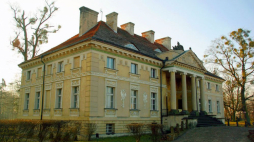 Pałac w Lewkowie. Fot. Cronwood at Polish Wikipedia. Źródło: Wikimedia Commons