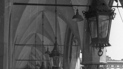 Podcienia Sukiennic na Rynku Głównym z widocznymi lampami gazowymi w 1947 r. Fot. bb/gr PAP