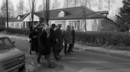 Premier, generał Wojciech Jaruzelski (w mundurze) z wizytą gospodarską na osiedlu akademickim Przyjaźń na Jelonkach w dzielnicy Wola, na którym mieszkają asystenci i pracownicy warszawskich uczelni, 1981 r. (4P). gr PAP/Grzegorz Rogiński