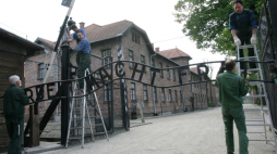 Renowacja napisu Arbeit macht frei nad bramą obozu Auschwitz, fot. PAP/J. Bednarczyk