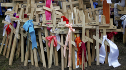 Krzyże przyniesione przez pielgrzymów do prawosławnego sanktuarium na św. Górze Grabarce koło Siemiatycz. Fot. PAP/A. Reszko 