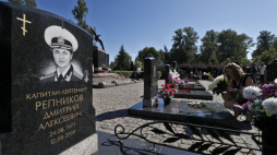 Grób jednego z marynarzy, którzy zginęli w wyniku zatonięcia okrętu podwodnego "Kursk", fot. EPA/PAP