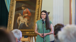 Elżbieta Przyłuska z Departamentu Restytucji Dóbr Kultury MKiDN podczas uroczystości przekazania obrazu "Madonna z Dzieciątkiem" na Zamku Królewskim w Warszawie w lipcu 2023 r. Obraz jest polską stratą wojenną z kolekcji Lubomirskich z pałacu w Przeworsku. Fot. PAP/P. Supernak