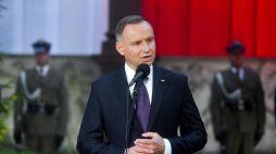 Prezydent RP Andrzej Duda na Cmentarzu Wojskowym na Powązkach w Warszawie przed Pomnikiem Poległych w 1920 r. w 103. rocznicę Bitwy Warszawskiej.  PAP/Piotr Nowak