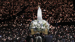 Procesja z figurą Matki Bożej Fatimskiej. PAP/EPA/Paulo Cunha