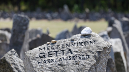 Kamień poświęcony ofiarom niemieckich zbrodni w getcie warszawskim na terenie Muzeum byłego Niemieckiego nazistowskiego obozu zagłady i obozu pracy Treblinka. Fot. PAP/P. Supernak