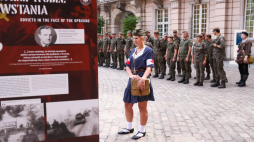 Otwarcie wystawy "1944 - wspólna sprawa. Cudzoziemcy w Powstaniu Warszawskim" na dziedzińcu Zamku Królewskiego w Warszawie. Wystawę przygotowało Biuro Edukacji Narodowej IPN. Fot. PAP/L. Szymański