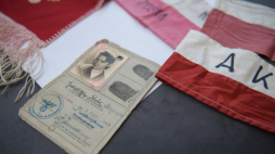 Oficjalne przekazanie dwóch powstańczych opasek, które należały do Juliusza Lecha Zbyszyńskiego „Zbyszek” (1923–1988) oraz Jadwigi Ireny Zbyszyńskiej-Grzybowskiej „Mariola” (1928–2019) w Bibliotece Muzeum Powstania Warszawskiego. Opaski przekazała Hanna Machińska, córka Juliusza i Jadwigi. Fot. PAP/M. Obara