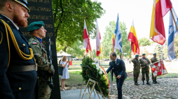 Ambasador Niemiec w Polsce Viktor Elbling składa wieniec przed pomnikiem Bohaterów Getta na placu im. Mordechaja Tenenbauma w Białymstoku, 16 bm. Trwają obchody 81. rocznicy wybuchu powstania w białostockim getcie. Fot. PAP/M. Zieliński