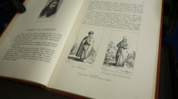 Zbiór "Kultura i sztuka ludu żydowskiego na ziemiach polskich" Maksymiljana Goldsteina, zaprezentowany na konferencji prasowej w MKiDN. Fot. PAP/M. Obara 