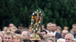 Uczestnicy mszy świętej w Ludźmierzu z okazji święta Wniebowzięcia Najświętszej Marii Panny, nazywanego także świętem Matki Boskiej Zielnej. Fot. PAP/G. Momot