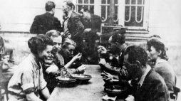 Powstańcy podczas posiłku. Źródło: Narodowe Archiwum Cyfrowe