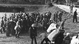 Polacy wysiedlani ze wsi Dolna Sól w 1940 r. w czasie Aktion Saybusch. Źródło: Wikimedia Commons