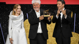 Pedro Almodovar ze Złotym Lwem 81. festiwalu w Wenecji. Fot. PAP/EPA