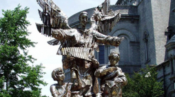 Pomnik Anioła Harmonii dłuta Wiktora Szostały przed Bazyliką Katedralną w St. Louis. Fot. Harryjoy. Źródło: Wikimedia Commons