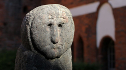 Kamienna baba pruska na dziedzińcu zamku Kapituły Warmińskiej. 2013 r. Fot. PAP/T. Waszczuk