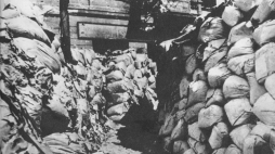 Powstańcza barykada w Al. Jerozolimskich. Źródło: Wikimedia Commons