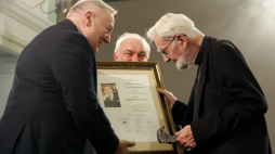 Ks. Adam Boniecki (P) został laureatem Nagrody Specjalnej Orła Jana Karskiego. Nagrodę w Teatrze Polskim w Warszawie wręczyli Jerzy Kozielewski (L) i Marek Woźniak (C). Fot. PAP/P. Supernak