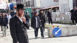 Chasydzi w Humaniu na Ukrainie. Pomimo wojny przybyli pielgrzymi, by świętować Rosz Haszana (judaistyczne święto Nowego Roku). W mieście znajduje się grób rabina Nachmana z Bracławia. Humań, 25.09.2022. Fot. PAP/A. Solomonova