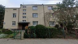 Budynek przy ul. Dostępnej 38 w Warszawie. Źródło: Google Maps – Street View