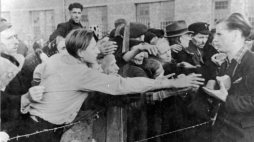 Obóz przejściowy Dulag 121 w Pruszkowie: rozdawanie chleba dla wypędzonych mieszkańców Warszawy. 09.1944. Fot. NAC