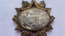 Odnaleziona odznaka. Fot. Facebook Zamku Książ.