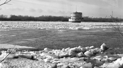 Kra na Wiśle, w tle Gruba Kaśka. Warszawa, 1967 r. Fot. PAP/CAF/H. Grzęda