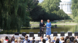 Prezydent RP Andrzej Duda (L) oraz pierwsza dama Agata Kornhauser-Duda (P) podczas Narodowego Czytania "Kordiana" Juliusza Słowackiego w Ogrodzie Saskim w Warszawie. Fot. PAP/R. Guz