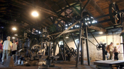 Najstarsza w Polsce linia produkcyjna zasilana energią wodną w zabytkowym zakładzie hutniczym w Maleńcu. 2005 r. Fot. PAP/P. Polak