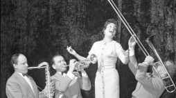 Natasza Zylska z zespołem Skowrońskiego. 1958 r. Fot. PAP/CAF/K. Seko