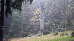 Pomnik na tzw. Żwirkowisku, w miejscu, gdzie rozbił się samolot Żwirki i Wigury, pod Cierlickiem, w kraju morawsko-śląskim w Czechach. Fot. PAP/A. Grygiel