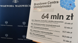 Tablica zaprezentowane na konferencji prasowej na temat Branżowych Centrów Umiejętności w delegaturze Mazowieckiego Urzędu Wojewódzkiego w Radomiu w kwietniu 2023 r. Fot. PAP/W. Jargiło