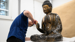 XXI-wieczna figura Buddy w trakcie prac konserwatorskich w Rogalinie, fot. PAP/J. Kaczmarczyk