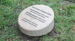Kamień pamięci Braci Szeptyckich odsłonioęty podczas uroczystości z okazji 10. rocznicy założenia Ogrodu Sprawiedliwych w Warszawie. Fot. PAP/T. Gzell