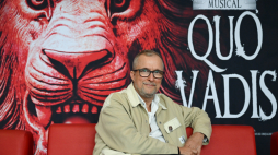 Reżyser Wojciech Kościelniak na próbie medialnej spektaklu „Quo Vadis” w Teatrze Muzycznym w Gdyni. Fot. PAP/A. Warżawa