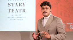 Zastępca dyrektorki ds. artystycznych Jakub Skrzywanek podczas konferencji prasowej nowej dyrekcji Starego Teatru. PAP/Łukasz Gągulski