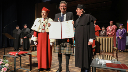 Historyk prof. Robert Frost (C), rektor Uniwersytetu w Białymstoku prof. dr hab. Mariusz Popławski (C-L) i recenzent prof. dr hab. Cezary Kuklo (C-P) podczas uroczystości nadania tytułu Doktora Honoris Causa prof. Robertowi Frostowi na Uniwersytecie w Białymstoku. Fot. PAP/A. Reszko