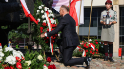 Prezydent Andrzej Duda podczas uroczystości upamiętniających 85. rocznicę agresji sowieckiej na Polskę przed Pomnikiem Poległym i Pomordowanym na Wschodzie na skwerze Matki Sybiraczki w Warszawie. PAP/Paweł Supernak