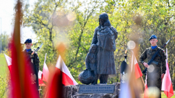 Uroczystości przed pomnikiem Matki Polki Sybiraczki na kieleckiej Kadzielni w ramach obchodów 85. rocznicy agresji sowieckiej na Polskę. Fot. PAP/P. Polak