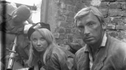 Realizacja scen odnoszących się do Powstania Warszawskiego z filmu w reżyserii Jerzego Zarzyckiego „Pogoń za Adamem”. Na zdjęciu: Pola Raksa i Waldemar Niemojewski. Warszawa, 1969. Fot. PAP/W. Niemojewski 
