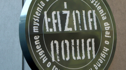 Szyld teatru. Fot. Wikipedia.