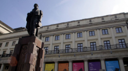 Budynek Teatru Narodowego w Warszawie. Na pierwszym planie pomnik Wojciecha Bogusławskiego, autorstwa Jana Szczepkowskiego. Fot. PAP/T. Gzell