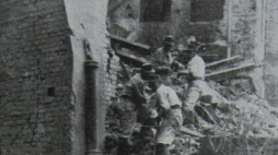 Oddział Technische Nothilfe przygotowuje się do wysadzenia Zamku Królewskiego w Warszawie. 08.09.1944. Źródło: Wikimedia Commons