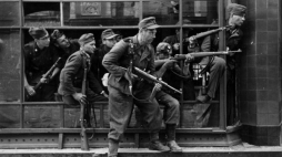Członkowie Waffen-SS, min. żołnierze SS-Sondereinheit Dirlewanger podczas Powstania Warszawskiego. Źródło: de.wikipedia 