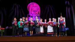 Uczestnicy gali wręczenia odznaczeń depozytariuszom niematerialnego dziedzictwa kulturowego i pracownikom sektora kultury w Łazienkach Królewskich w Warszawie w obchodzonym po raz pierwszy Międzynarodowym Dniu Niematerialnego Dziedzictwa Kulturowego. Fot. PAP/A. Zawada