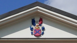 Fronton Pałacu w Jaworzu z herbem Saint Genois d’Anneaucourt. Fot.  Wikipedia.