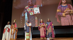 Pokaz odtworzonych przez polskich naukowców i projektantów strojów ze średniowiecznej Nubii w paryskim Luwrze. Fot. PAP/A. Wróbel